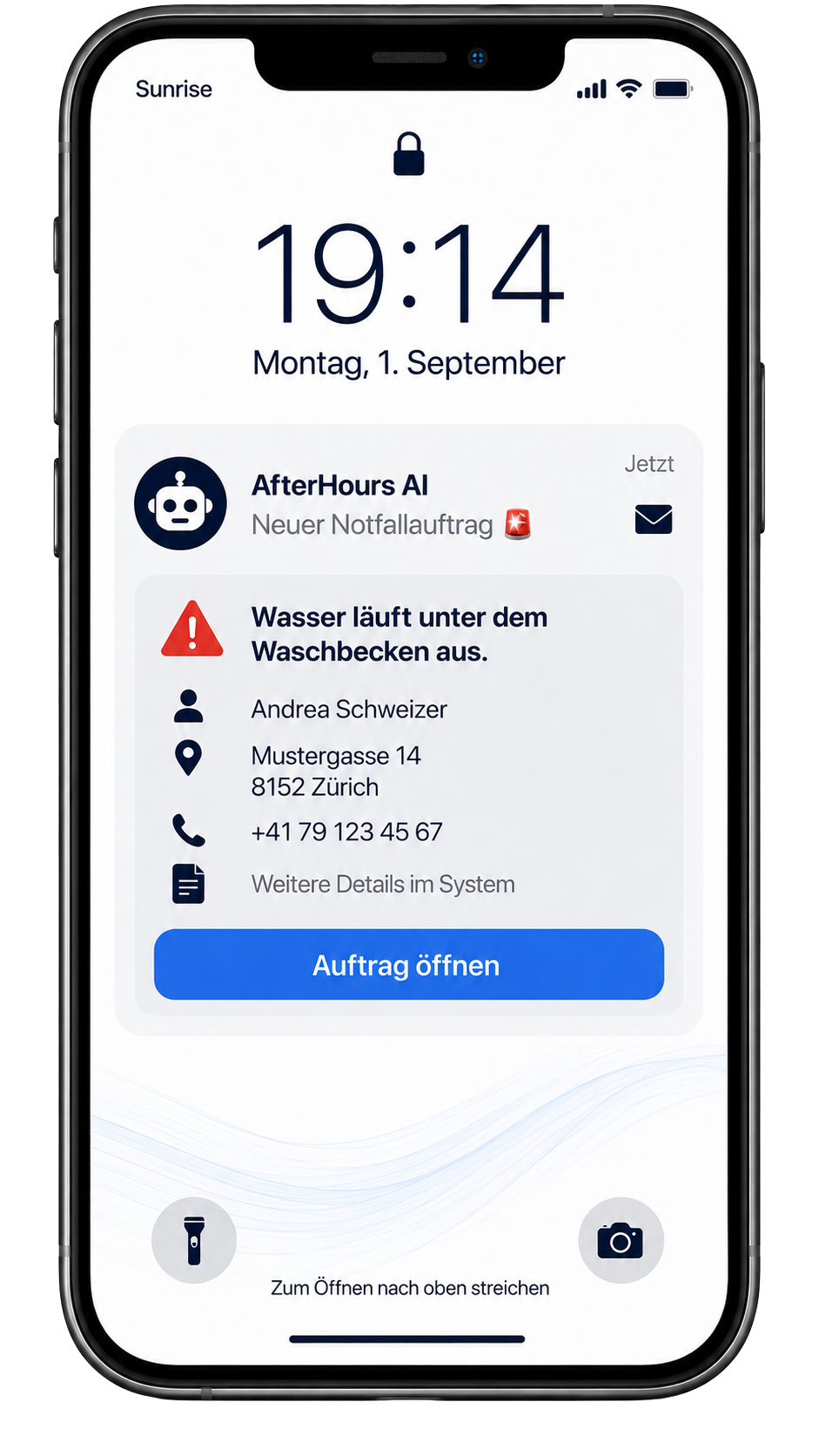 Smartphone des Technikers um 19:14 Uhr mit der Einsatzmeldung von AfterHours AI: Wasser läuft unter dem Waschbecken aus, mit Name, Adresse und Rückrufnummer