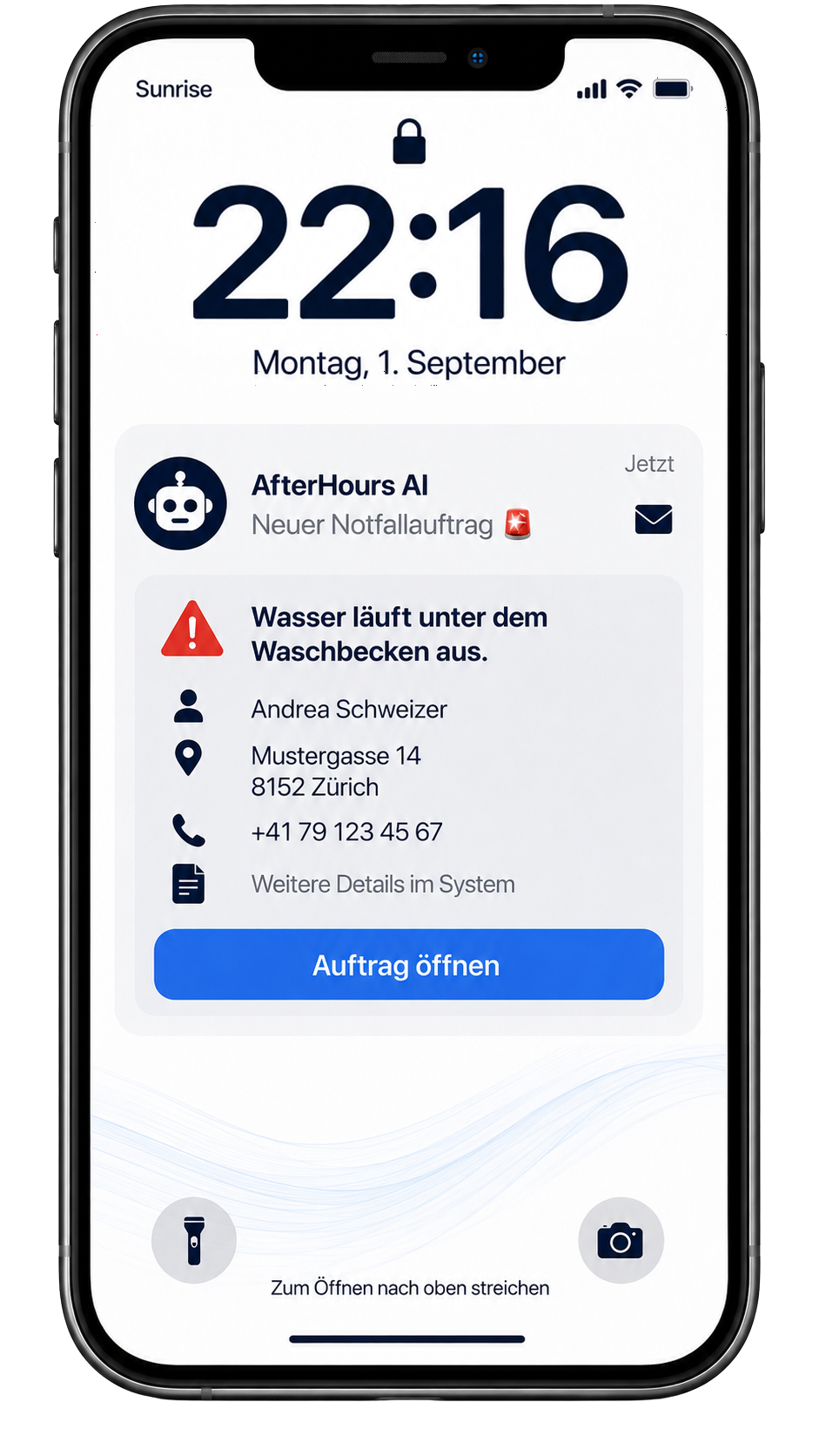 Smartphone des Technikers um 22:16 Uhr mit der Einsatzmeldung von AfterHours AI: Wasser läuft unter dem Waschbecken aus, mit Name, Adresse und Rückrufnummer